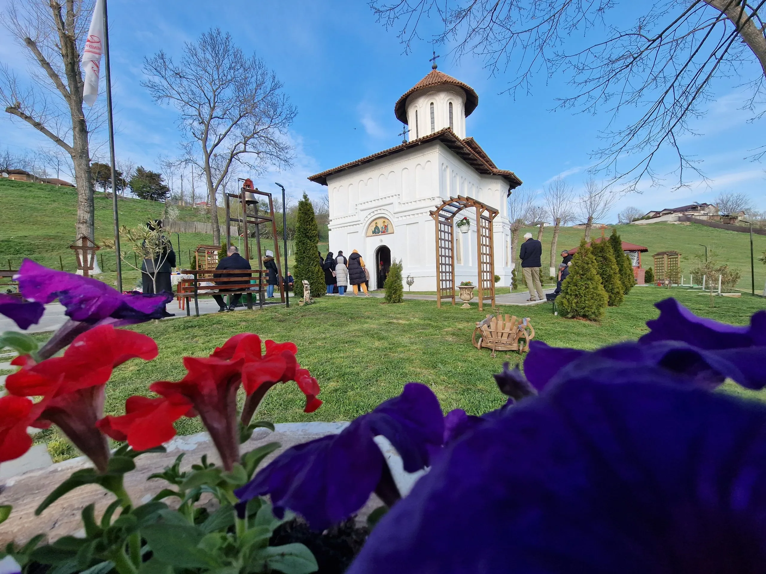 Taina Sfântului Maslu cu Arhiereu și sfințirea a unui nou clopot la Mănăstirea Coșoteni