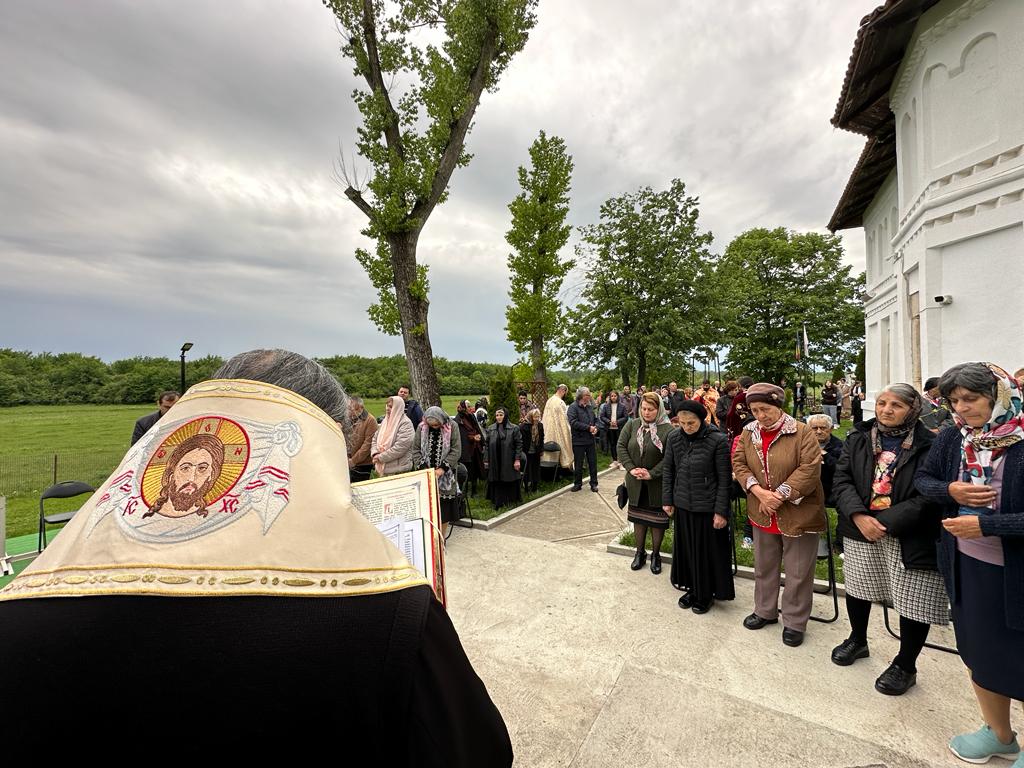Taina Sfântului Maslu de obște oficiată la Mănăstirea Coșoteni de Episcopul Alexandriei și Teleormanului